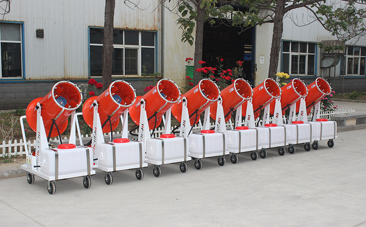 移動遠程霧炮機在接電源和水源時有何注意要點？